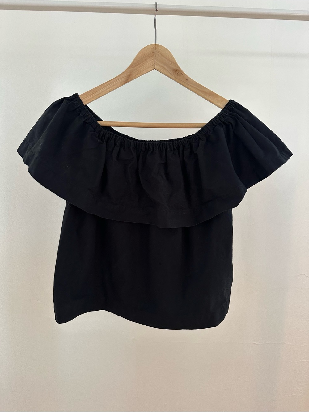 Wilfred Black Off-Shoulder Ruffle Crop Top